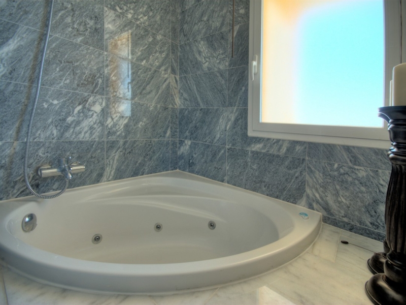 Ensuite bathroom 2