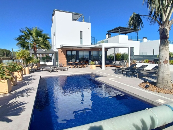 12852 stunning detached villa with heated pool and large underbuild 190226155306